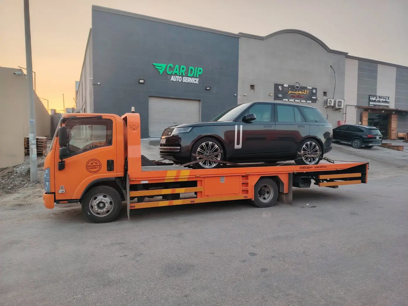 سطحة لنقل سيارة رنج روفر VIP في الاحساء
