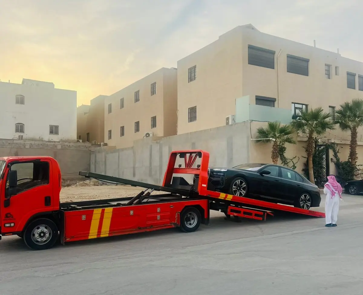 سطحة هيدروليك حمراء تنقل سيارة BMW فاخرة في الأحساء